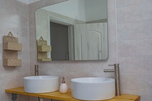Séchoir à cheveux, serviettes fournies, savon, papier de toilette