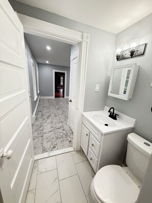 Hair dryer, towels, soap, toilet paper - Fabulous 3-bedroom house in Manchester (Manchester)