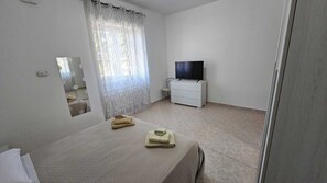 Tabla de planchar con plancha, wifi y ropa de cama 