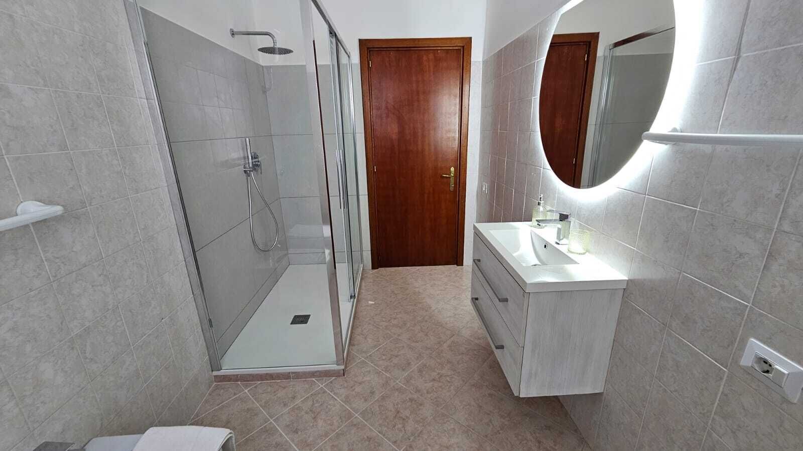 Douche, sèche-cheveux, bidet, serviettes fournies