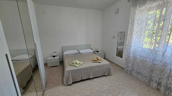 2 bedrooms, iron/ironing board, WiFi, bed sheets