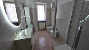 Ducha, secador de pelo, bidet, toallas