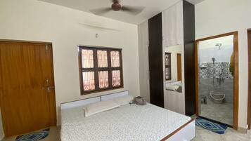 2 bedrooms, iron/ironing board, internet, bed sheets