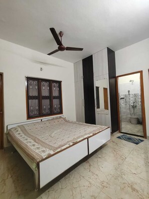 2 bedrooms, iron/ironing board, Internet, bed sheets