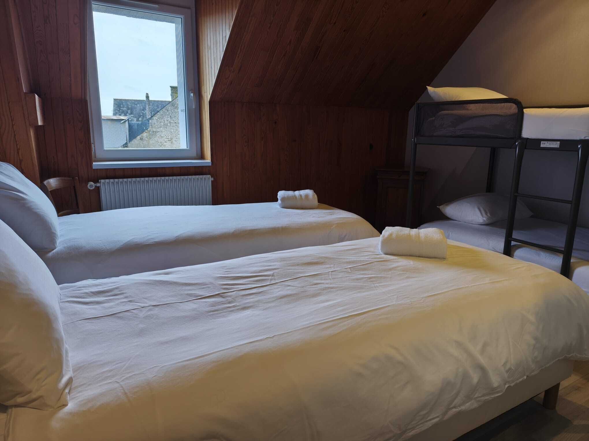 3 camere, una scrivania, ferro/asse da stiro, culla da viaggio