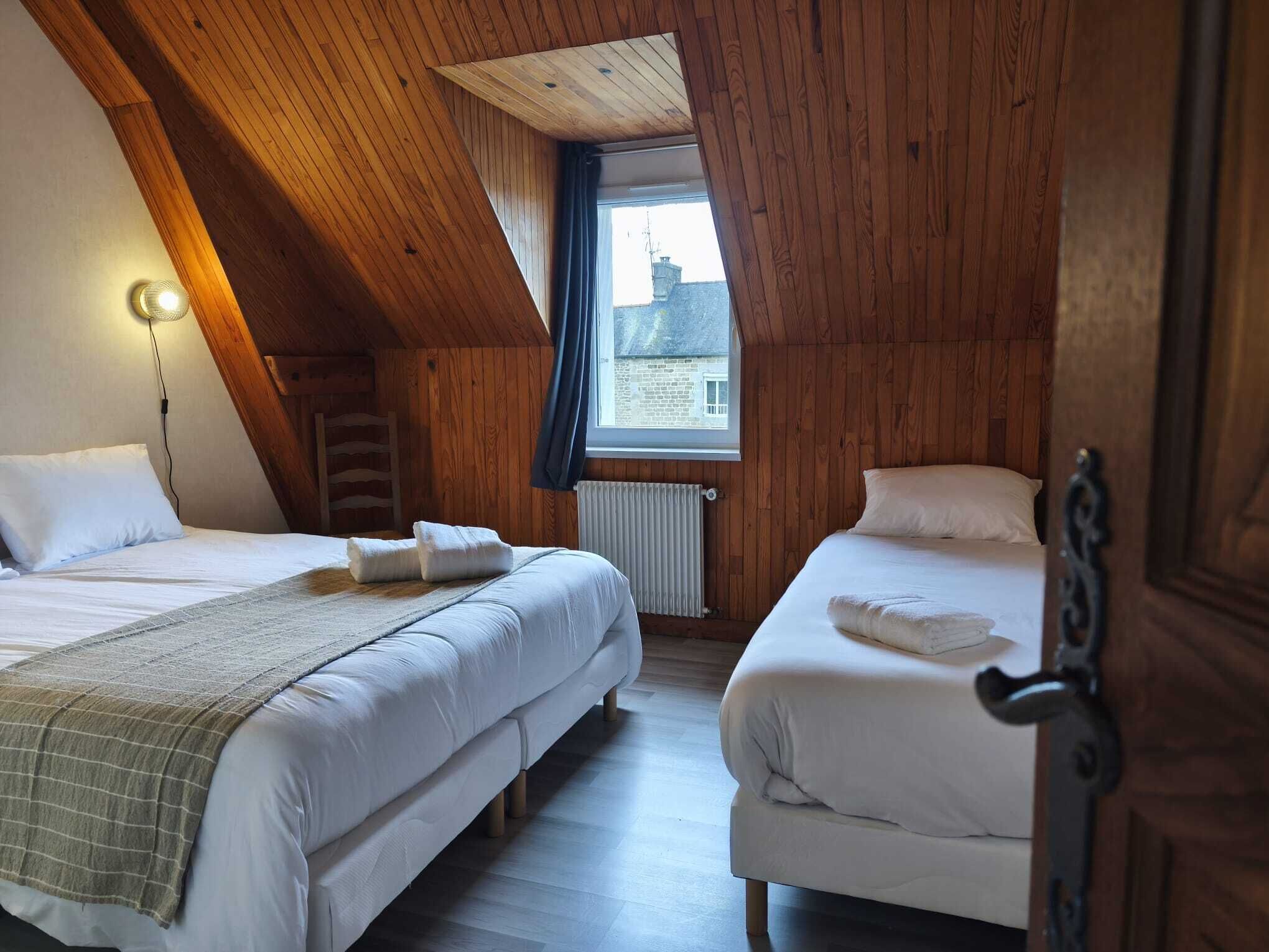 3 bedrooms, desk, iron/ironing board, travel crib