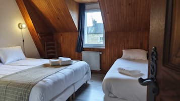 3 bedrooms, desk, iron/ironing board, travel crib