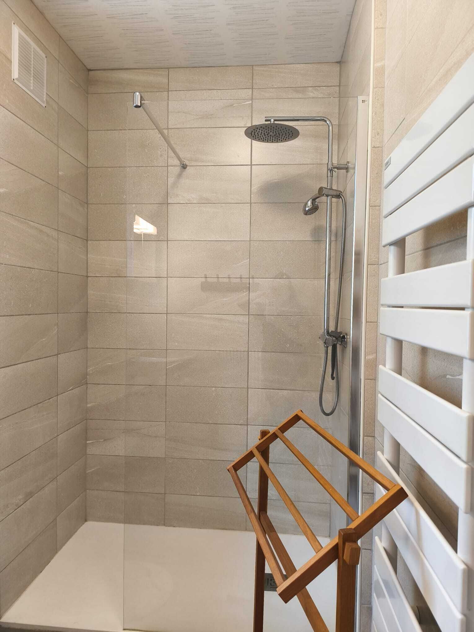 Douche, sèche-cheveux, bidet, serviettes fournies