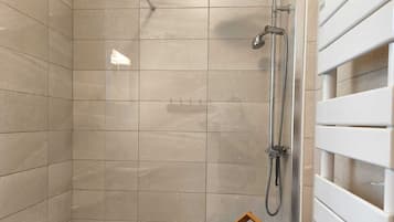 Douche, sèche-cheveux, bidet, serviettes fournies