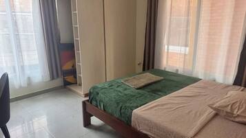 6 slaapkamers, een strijkplank/strijkijzer, wifi, beddengoed