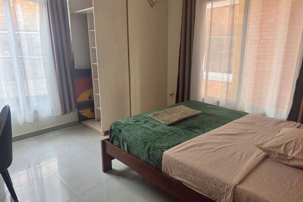 6 quartos, ferros/tábuas de passar roupa, Wi-Fi, roupa de cama