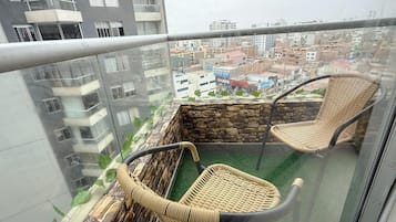 Departamento Confort, balcón, vista parcial al mar | Balcón
