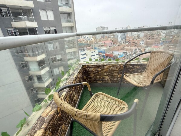Apartamento Confort, balcón, vistas parciales al mar | Balcón