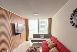 Apartamento Confort, balcón, vistas parciales al mar | Sala de estar