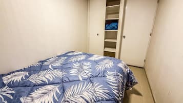 Departamento Confort, balcón, vista parcial al mar | Cortinas blackout, tabla de planchar con plancha y wifi gratis