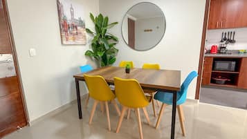 Comfort Apartment, Balcony, Partial Sea View | Ruang makan