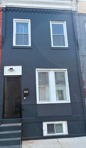 Exterior detail - Getaway 2bed 1 bath minutes from art museum , Philly zoo Temple and Downtown (Philadelphia)