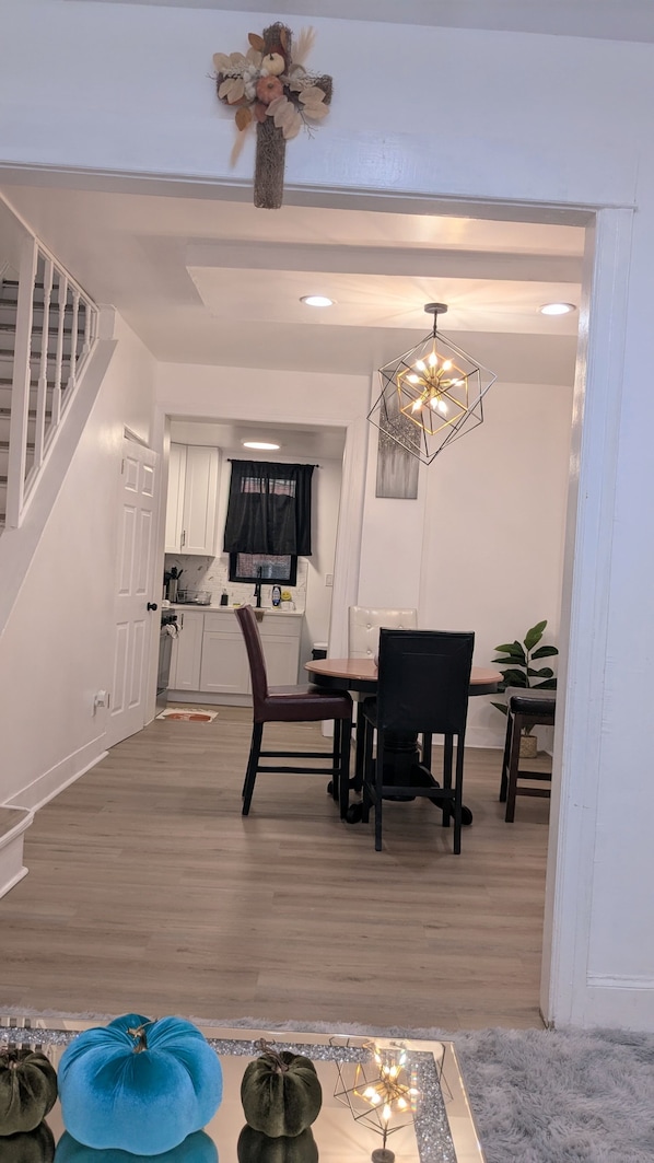 Dining - Getaway 2bed 1 bath minutes from art museum , Philly zoo Temple and Downtown (Philadelphia)