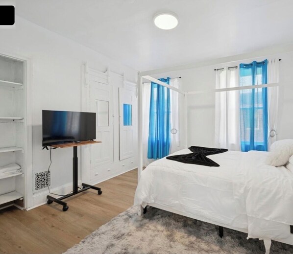 2 slaapkamers, een bureau, een strijkplank/strijkijzer, gratis wifi