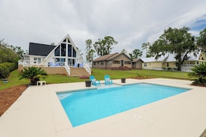 Una piscina al aire libre