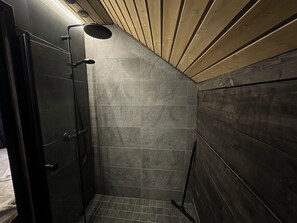 Superior Cabin | Bathroom | Shower, free toiletries, hair dryer, towels