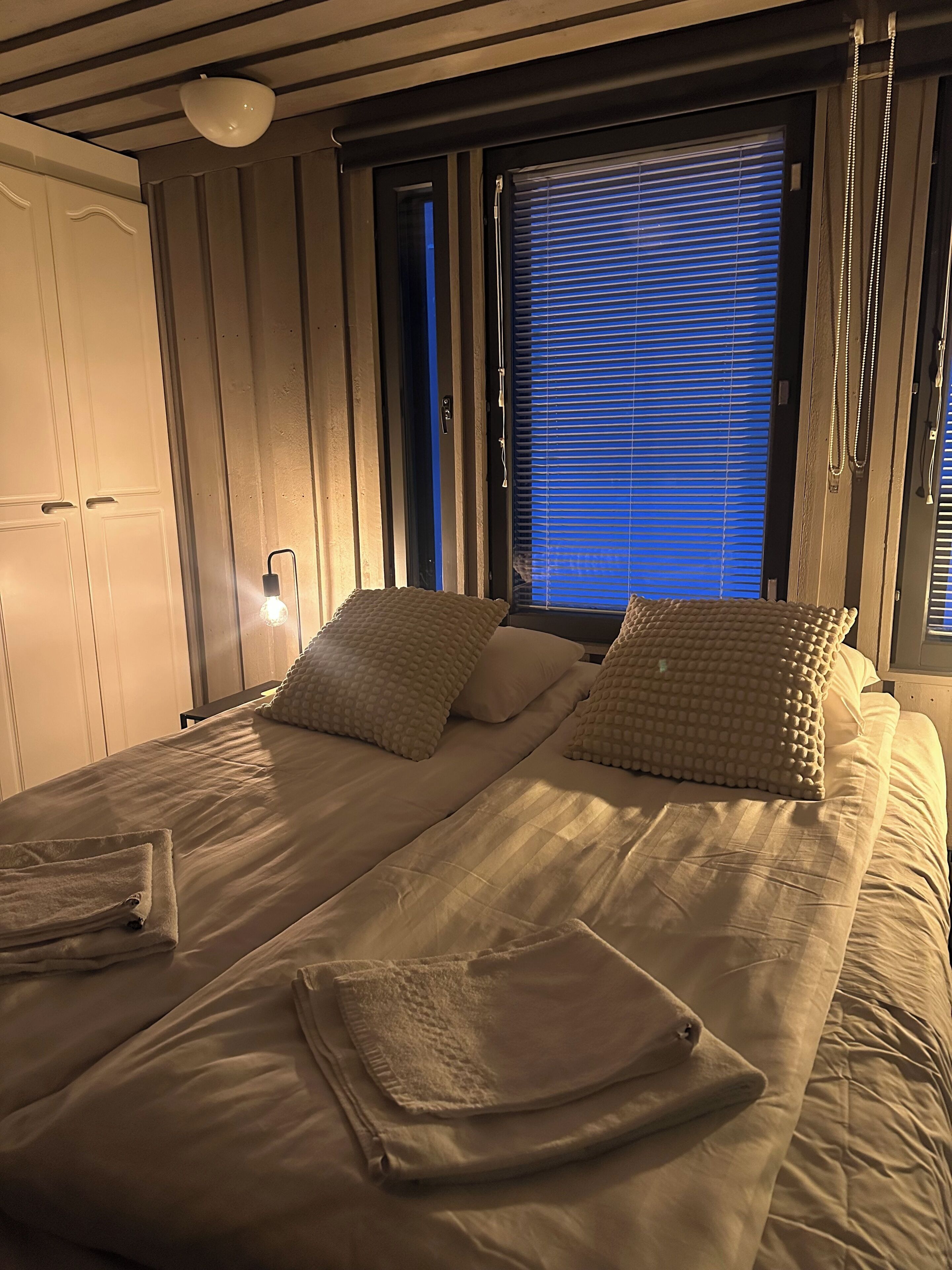 Soundproofing, free WiFi, bed sheets