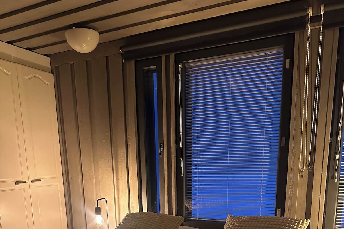 Soundproofing, free WiFi, bed sheets