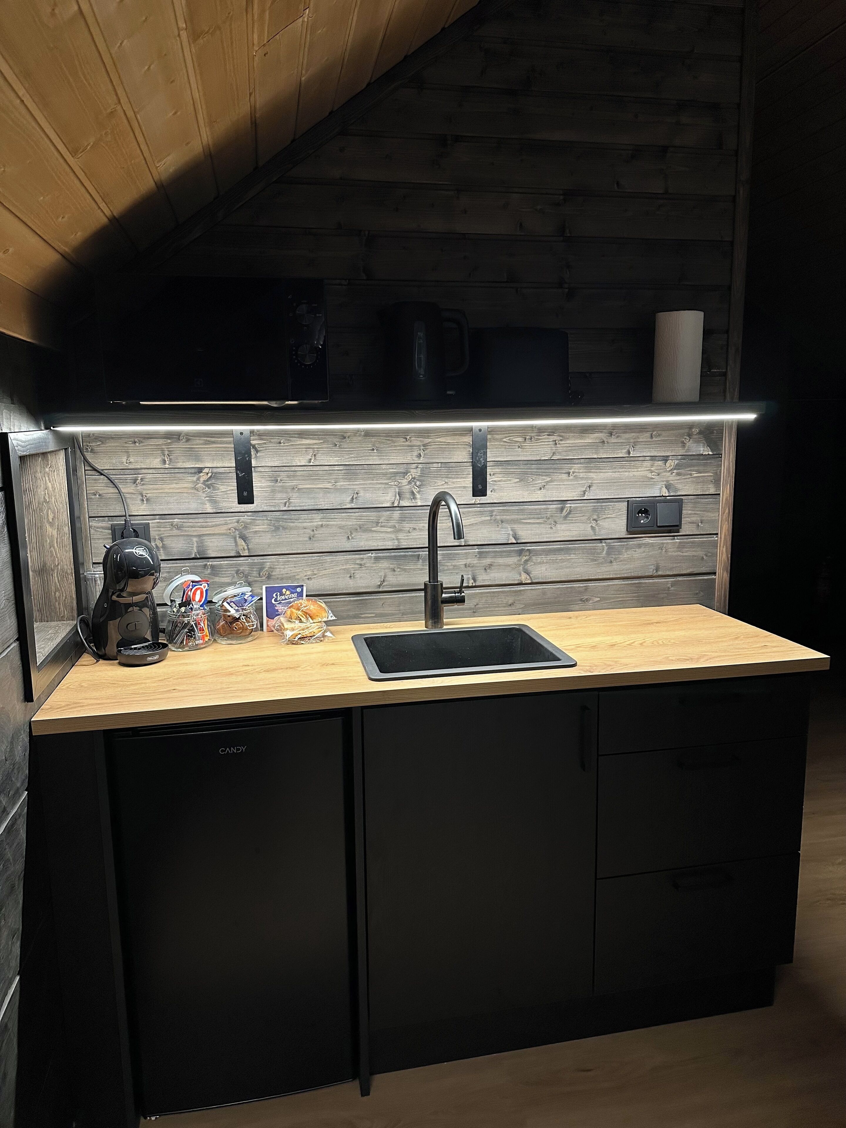 Superior Cabin | Private kitchen | Fridge, microwave, cookware/dishes/utensils