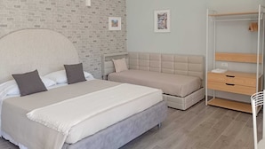 Quarto com duas camas, um guarda-roupa e uma parede de tijolos.