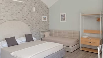 Margherita | Pengeskab på værelset, skrivebord, mørklægningsgardiner, lydisolering