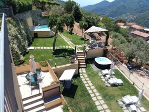 Un jardin sur le toit avec une piscine, un espace salon extérieur et un jacuzzi.