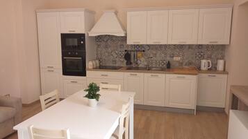 Oleandro | Cozinha privada | Geladeira, micro-ondas, fogão, cooktop