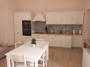 Oleandro | Cozinha privada | Geladeira, micro-ondas, fogão, cooktop