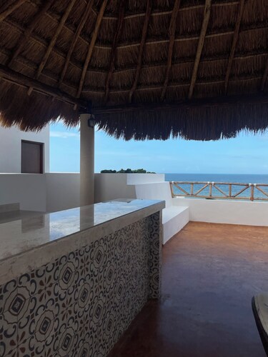 Create Memories: Apartment with Ocean Views, Sunsets, and Rooftop!