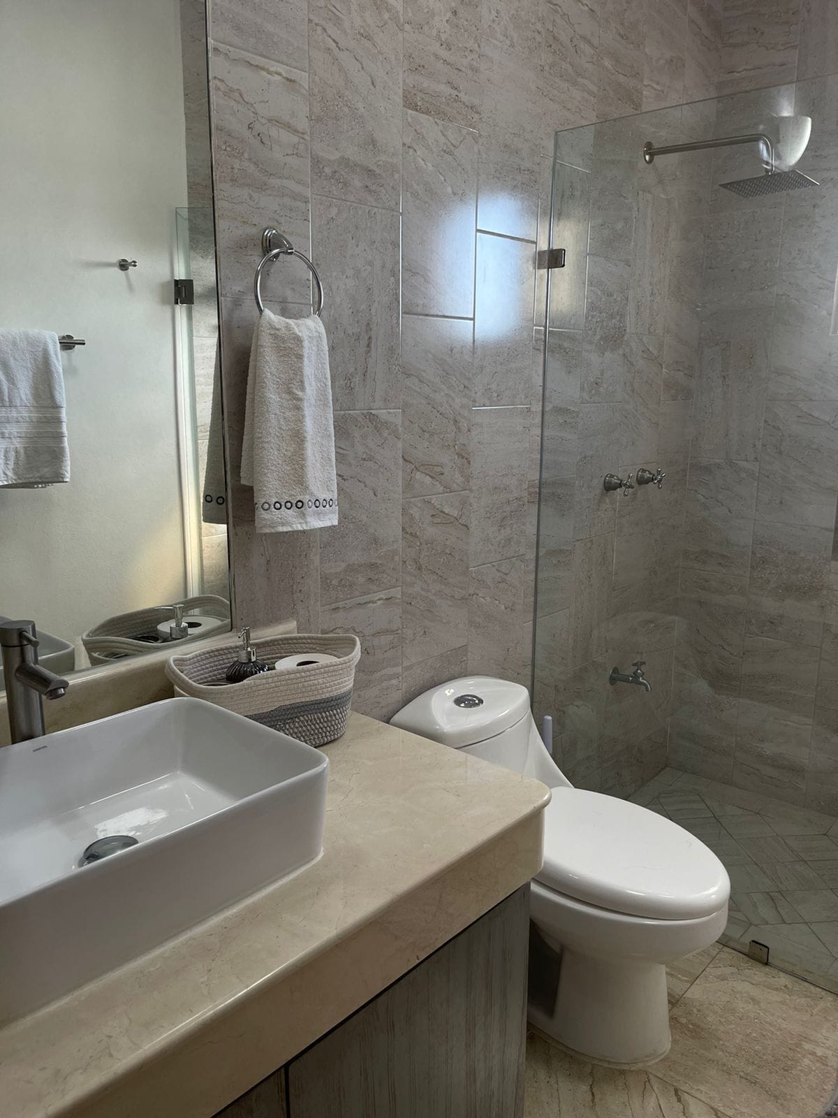 Haartrockner, Handtücher, Seife, Shampoo