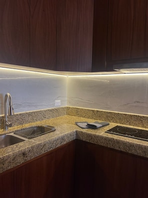 Réfrigérateur, un four, surface de cuisson, cafetiÚre-théiÚre