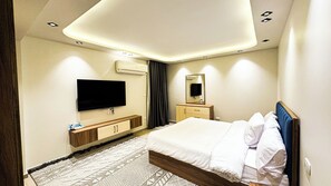 Apartament econòmic, 1 dormitori | Caixa forta a l'habitació, escriptori i planxa i posts de planxar