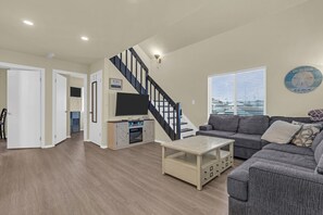 TV - Pool & Beach Passes, Spacious 3BR Loft Condo | Seaside Heights (Seaside Heights)