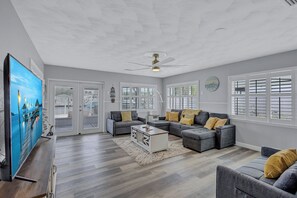 Living area - Hernando Beach Gulf Access, Dock & Heated Pool (Hernando Beach)