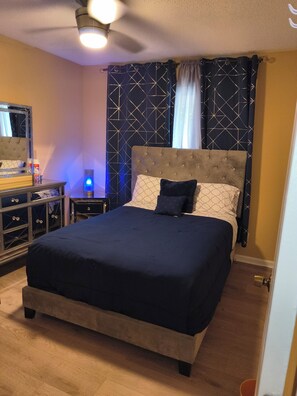 4 habitaciones, tabla de planchar con plancha, wifi y ropa de cama 