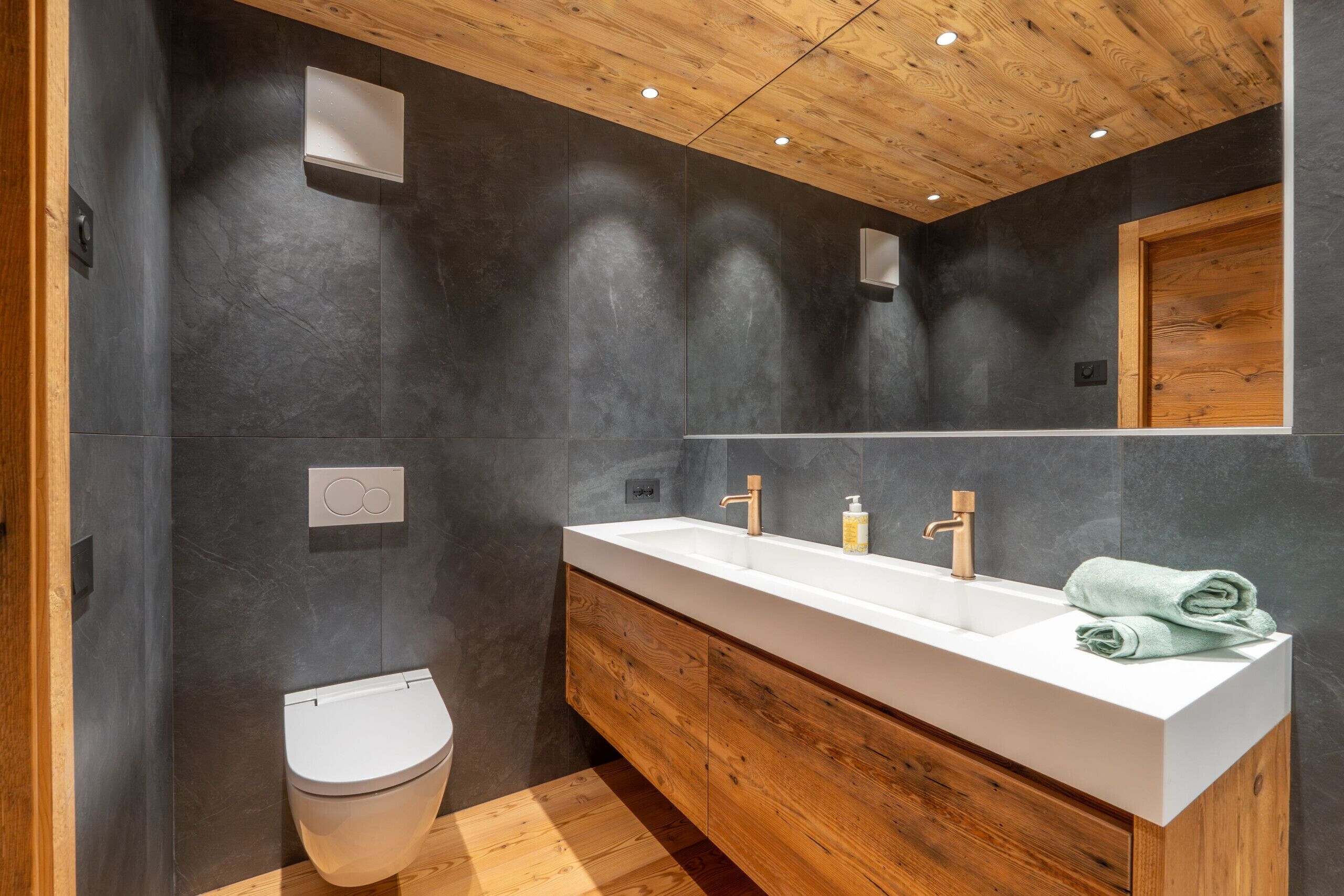 Shower, free toiletries, hair dryer, bidet