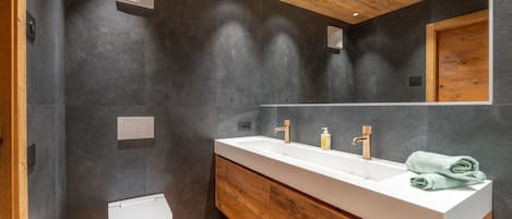 シャワー、バスアメニティ (無料)、ヘアドライヤー、ビデ