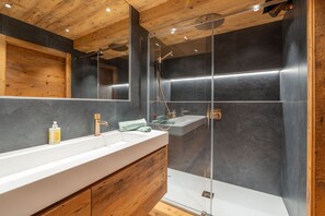 Shower, free toiletries, hair dryer, bidet