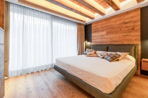 5 bedrooms, iron/ironing board, free WiFi, bed sheets