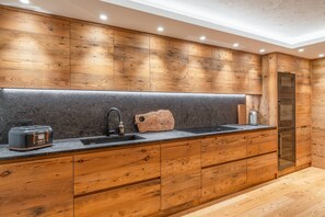 ثلاجة، ميكروويف، فرن، غسالة أطباق