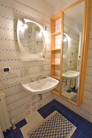 Shower, free toiletries, hair dryer, bidet - Maso Nove Apartment (Madonna di Campiglio)