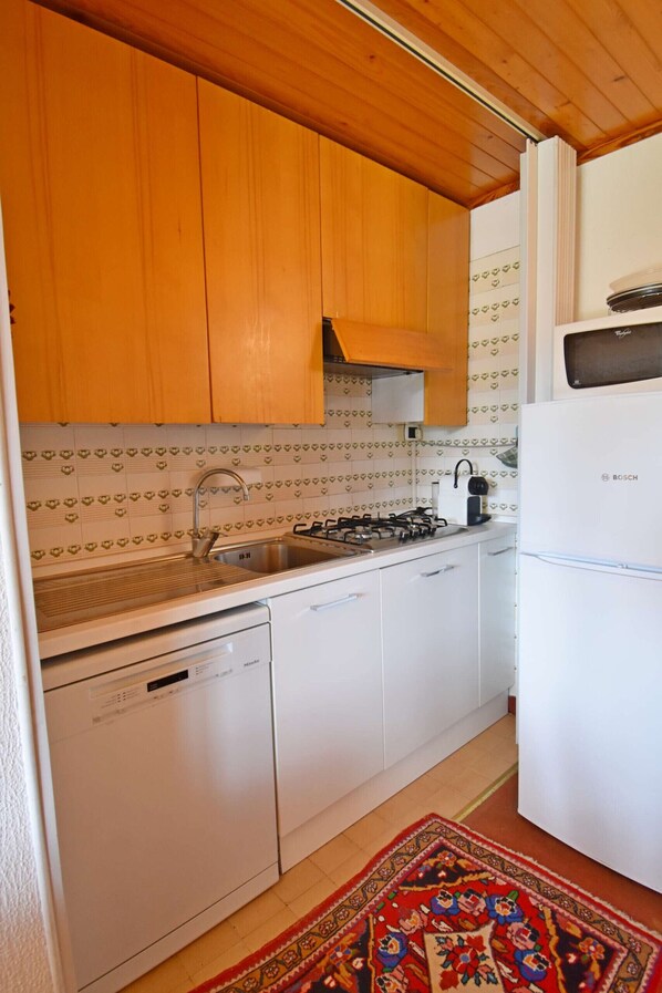 Fridge, microwave, oven, stovetop - Maso Nove Apartment (Madonna di Campiglio)
