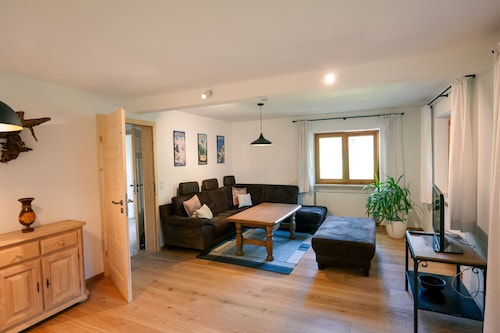 Haus Luise - Cozy vacation apartment with mountain views
