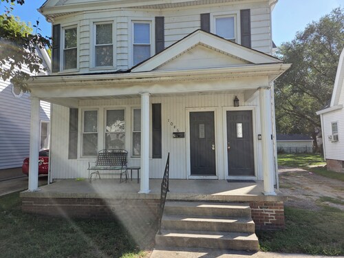 Charming 2-bedroom duplex in brilliant Springfield with AC