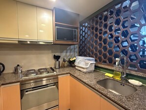 Fridge, microwave, oven, stovetop